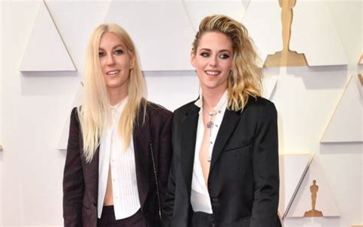 What’s The Secret Behind ‘Amazing Race’ Host Phil Keoghan’s Married Life? Know His Wiki Facts and Net Worth Details